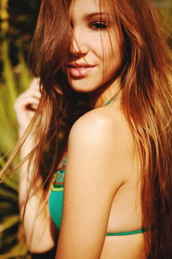 Alexis Ren