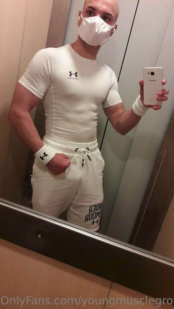 youngmusclegrowingboy